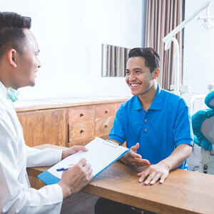 patient talking to dentist about sleep apnea